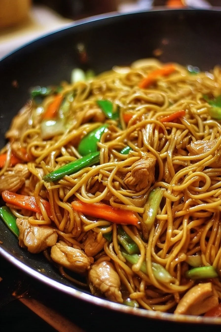 Chicken Lo Mein Recipe 5 Delicious Chicken Lo Mein with vegetables and noodles in a bowl.